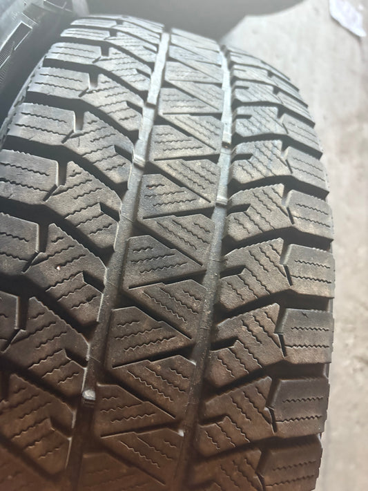 1 pneu d hiver 225/65r17 Bridgestone en bon état