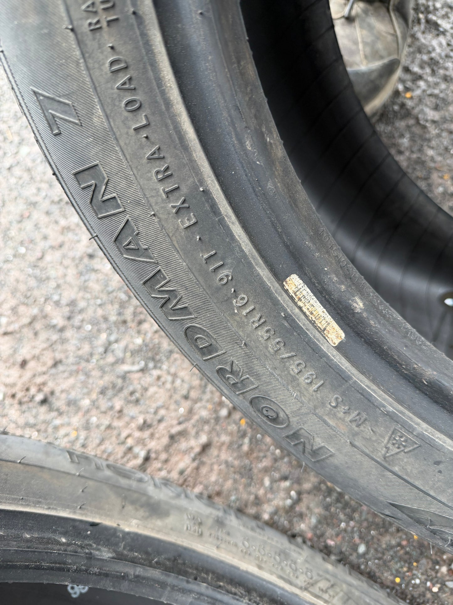 4 pneus d hiver 195/55r16 nokian en bon état