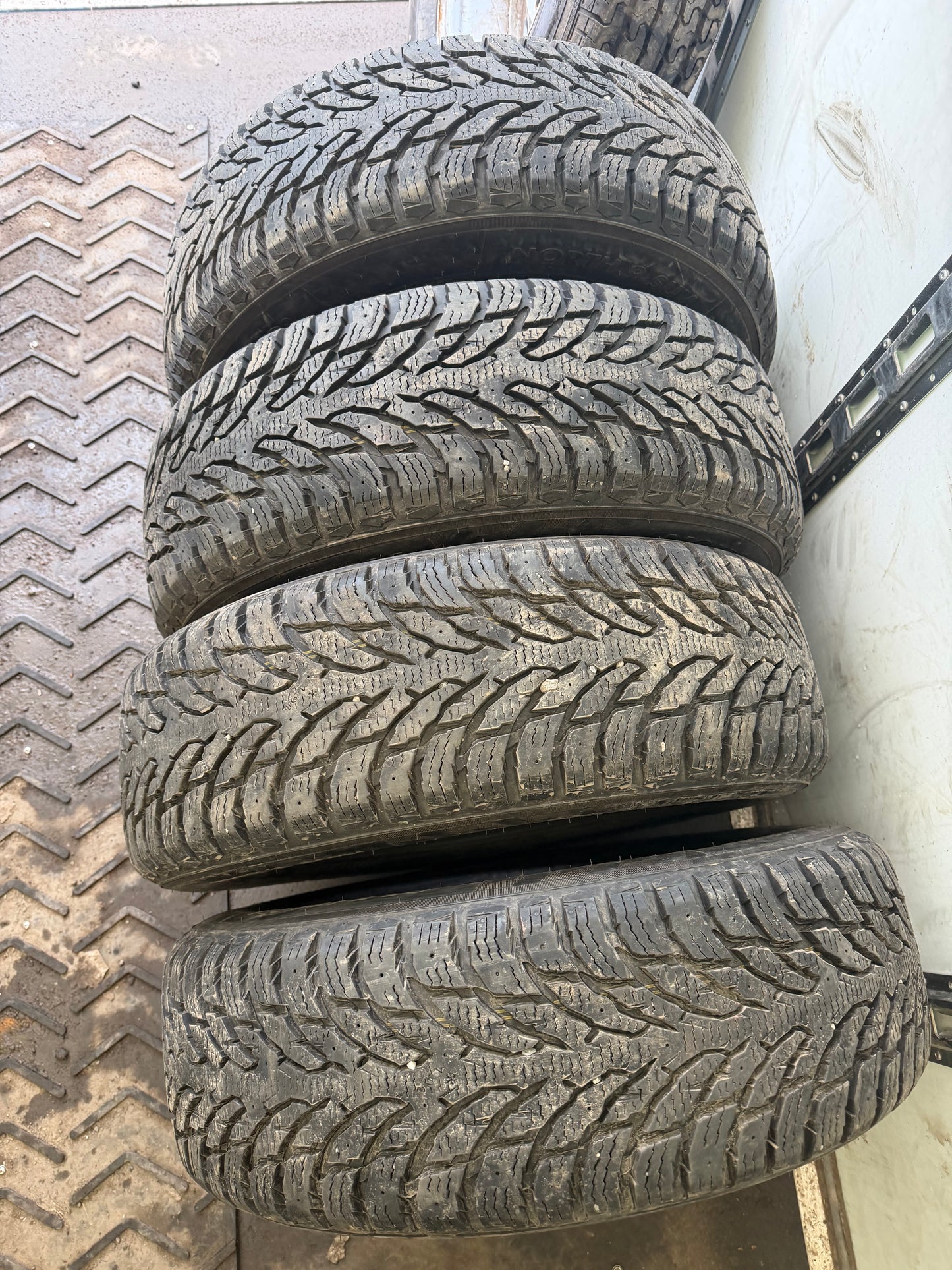 4 pneus d hiver 215/70r16 nokian a l etat neuf