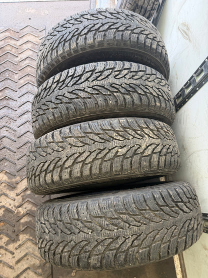 4 pneus d hiver 215/70r16 nokian a l etat neuf