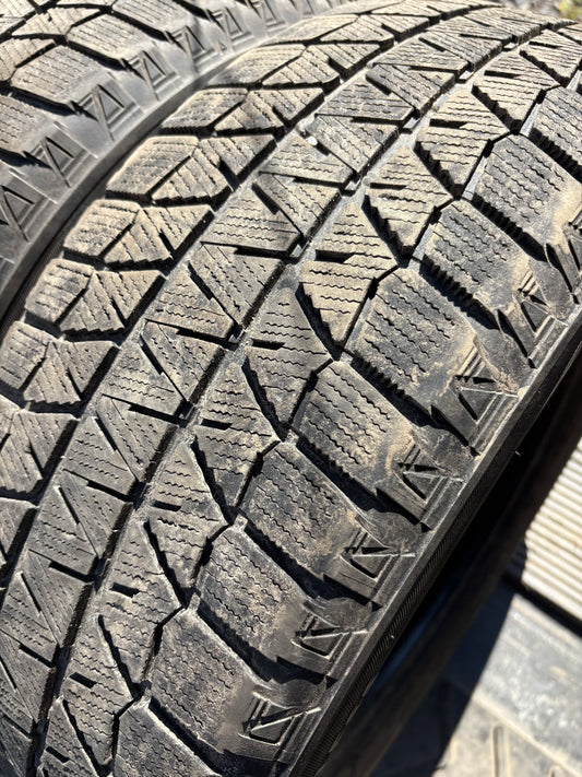 2 pneus d hiver 235/60r18 Bridgestone en bon etat