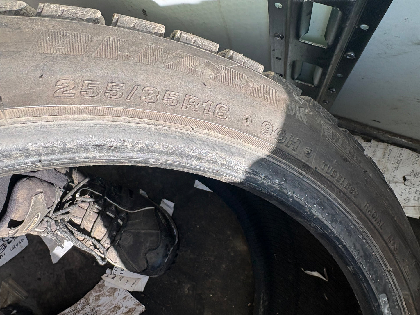 2 pneus hiver 225/40r18 et 2 pneus 255/35r18 Bridgestone a l état neuf