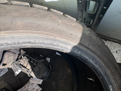 2 pneus hiver 225/40r18 et 2 pneus 255/35r18 Bridgestone a l état neuf