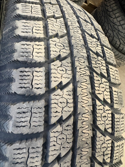 4 pneus d hiver 215/65r17 toyo en tres bon état