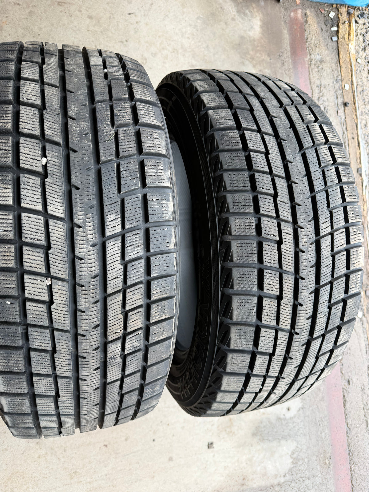 2 pneus d hiver 235/55r17 Yokohama a l état neuf