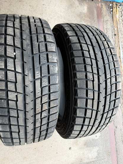 2 pneus d hiver 235/55r17 Yokohama a l état neuf