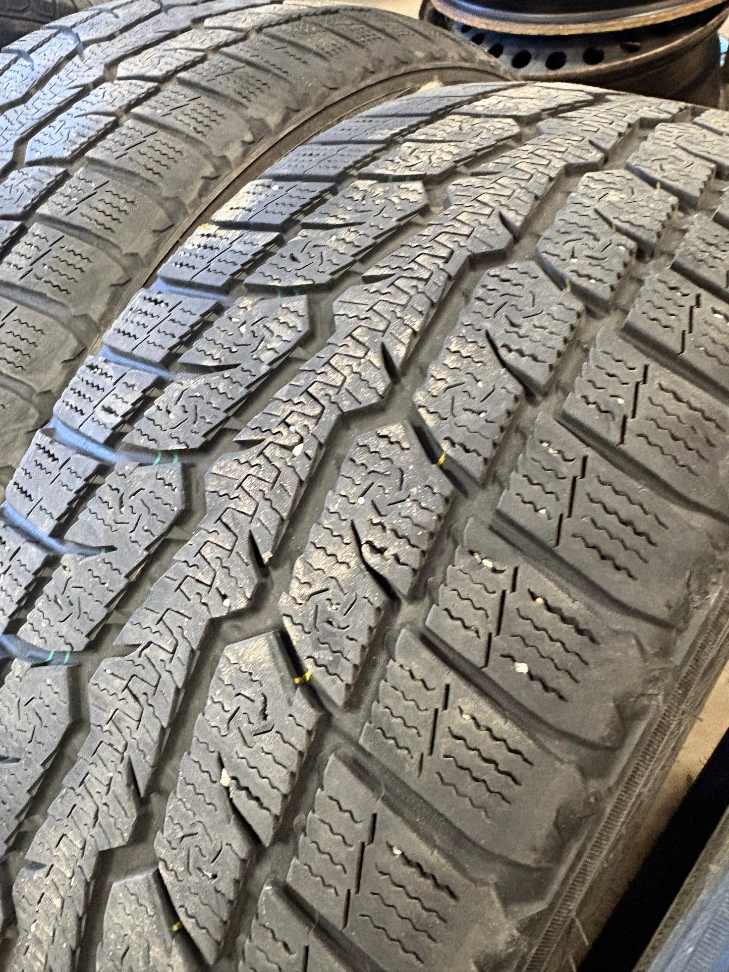 4 pneus d hiver 235/45r18 toyo en bon état