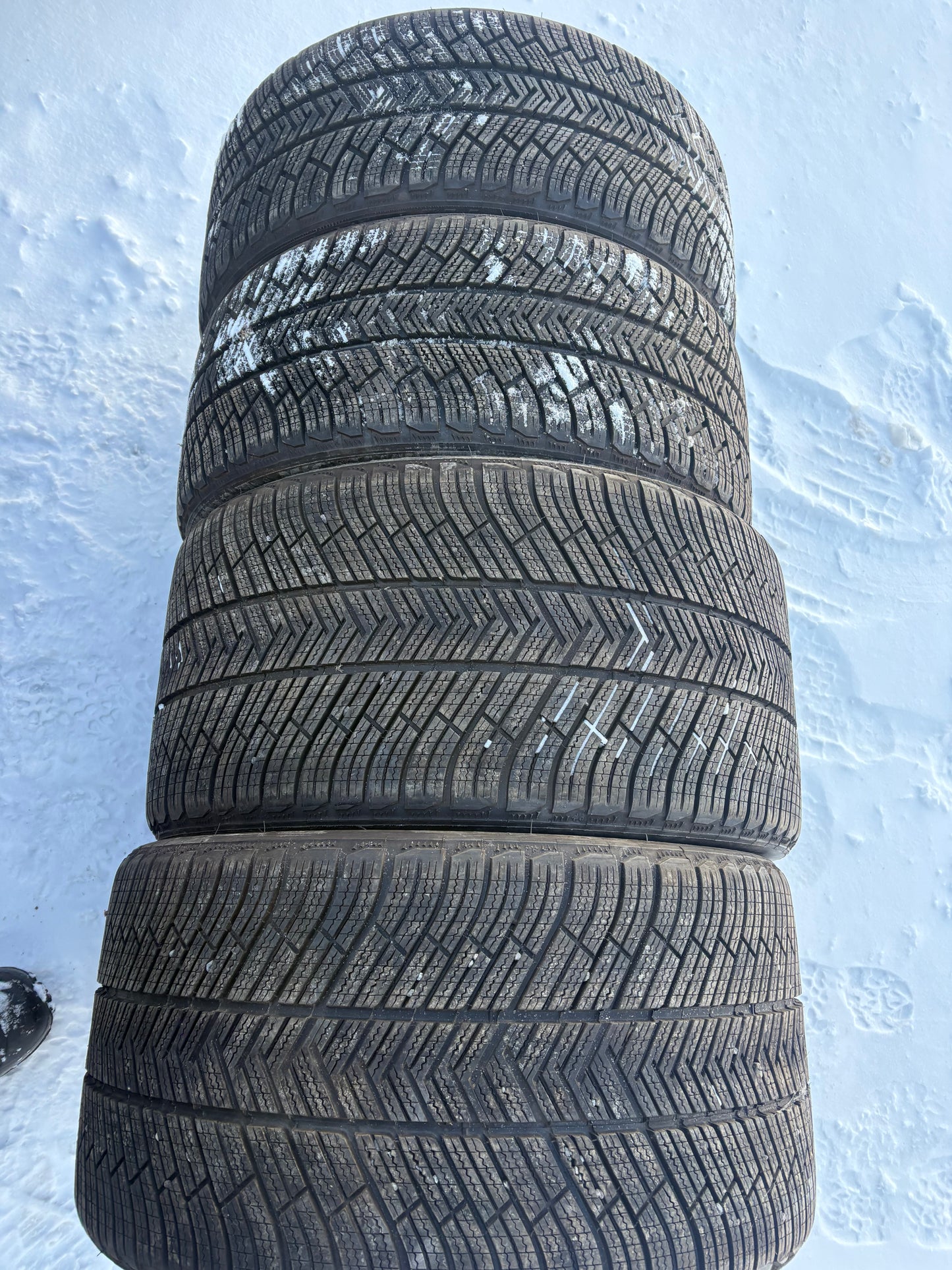2 pneus d hiver 245/35r20 et 2 pneus 295/30r20 michelin a l état neuf