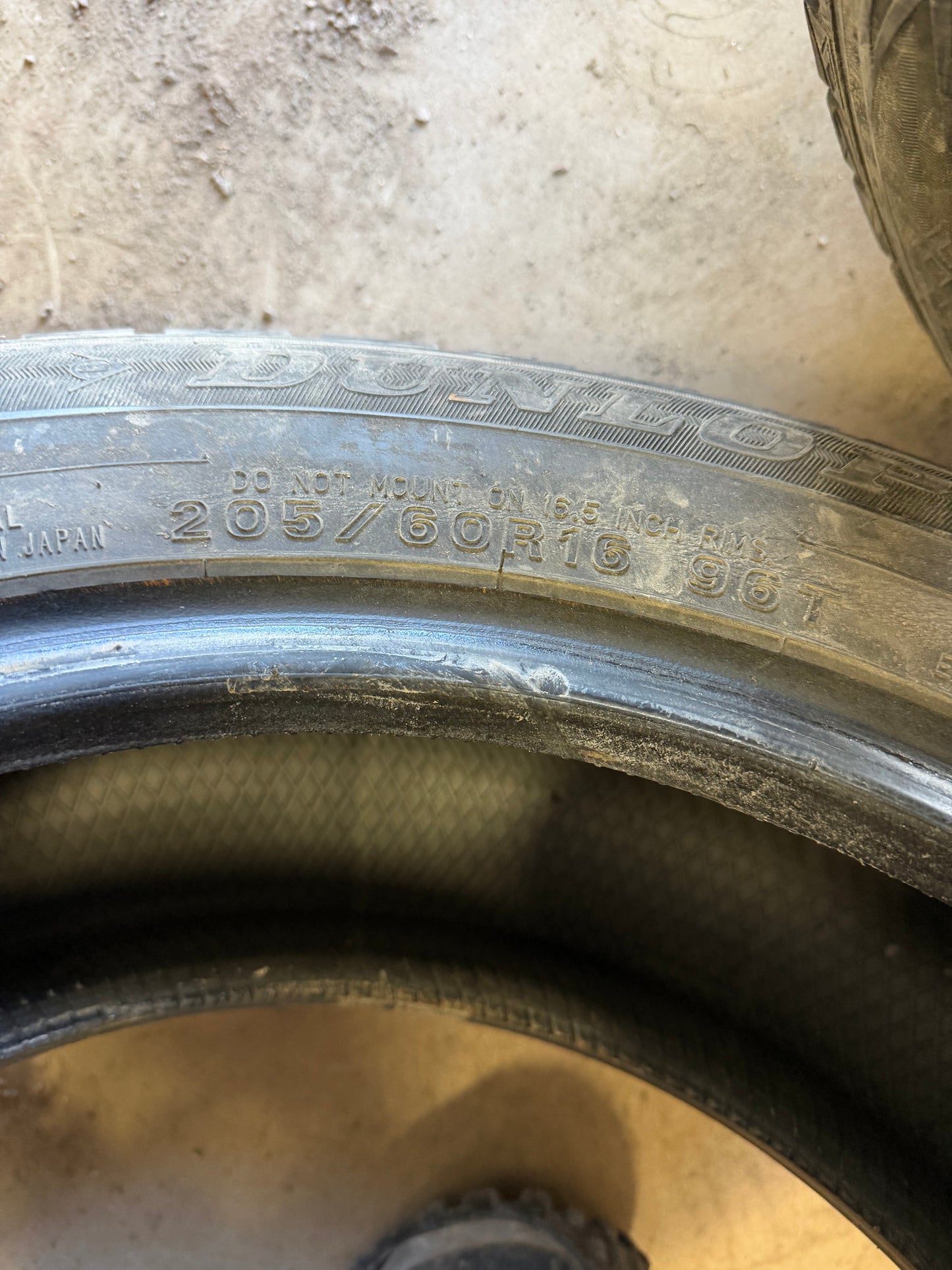 4 pneus d hiver 205/60r16 dunlop en bon état