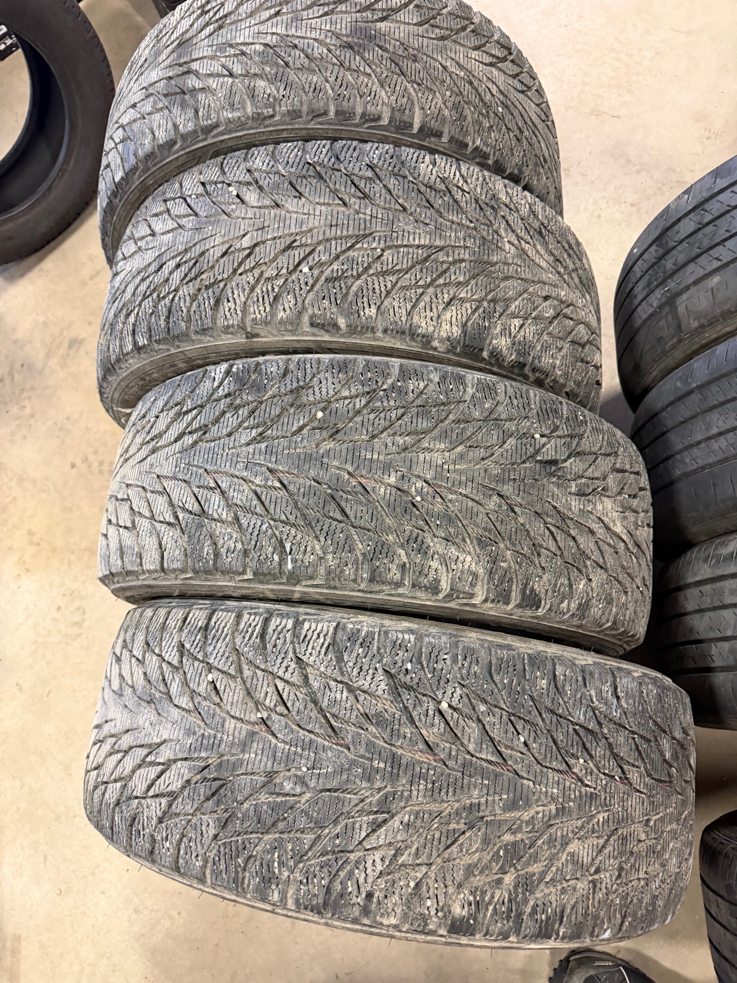4 pneus d hiver 225/50r18 nokian en bon état