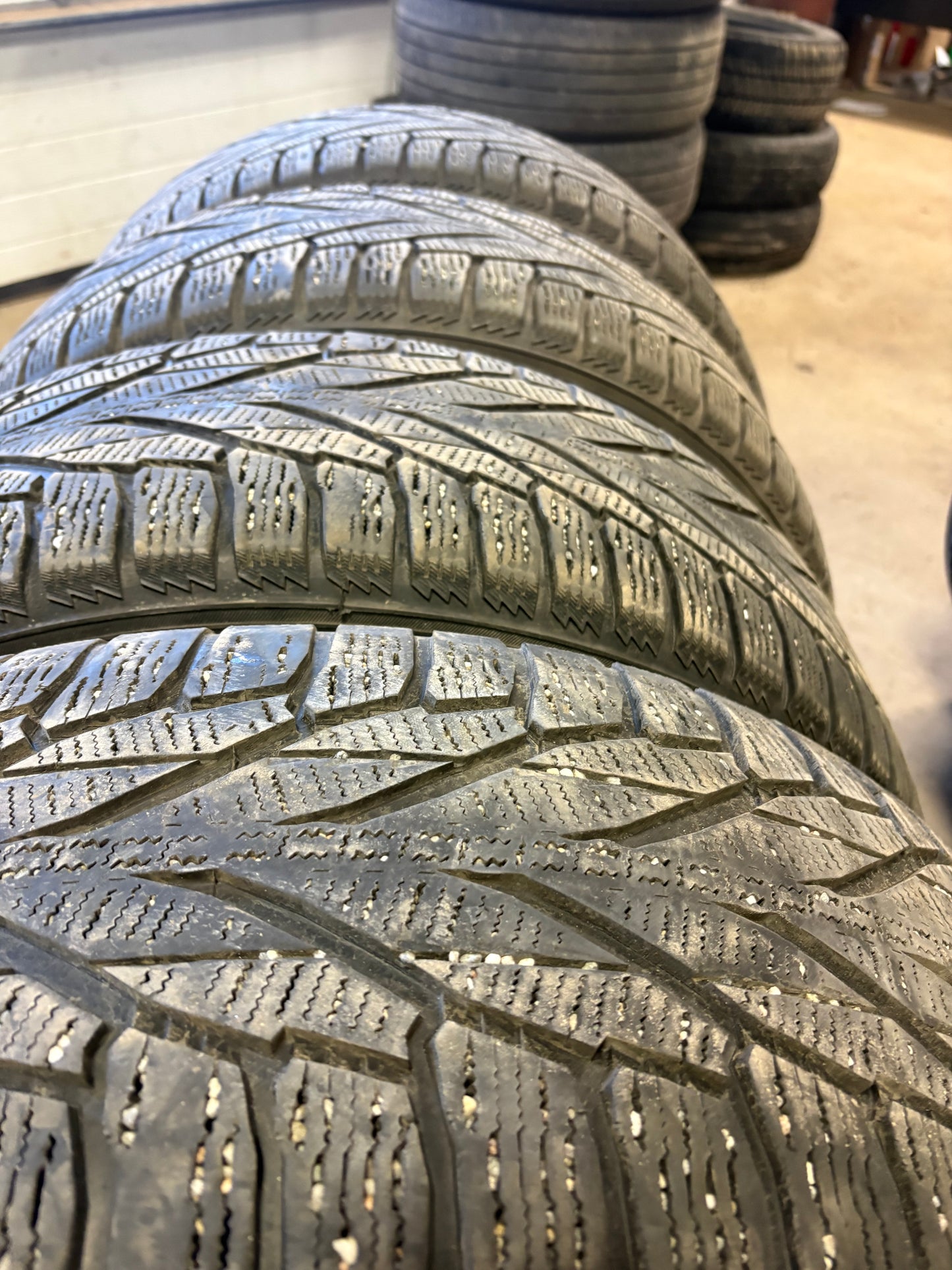 4 pneus d hiver 235/55r19 nokian en bon état