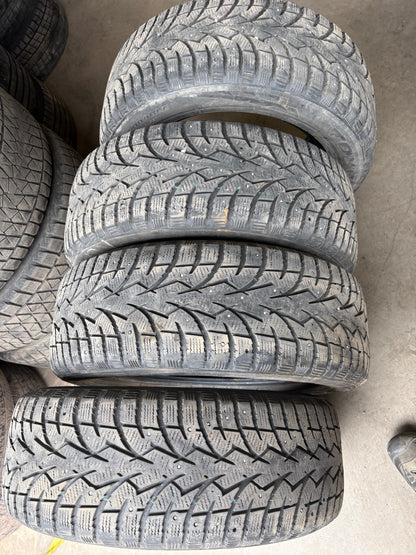 4 pneus d hiver 225/60r17 toyo a clou