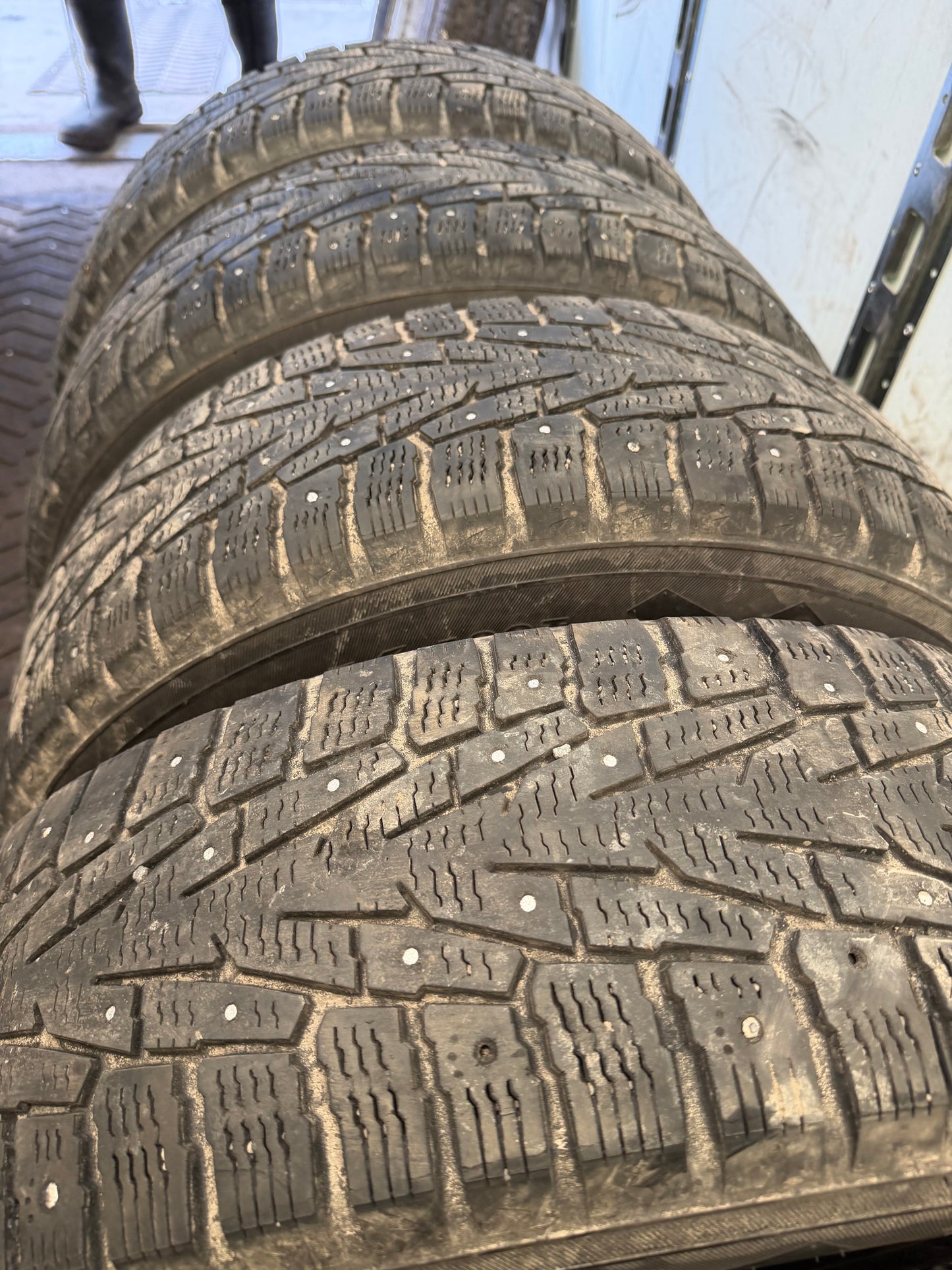 4 pneus d hiver 215/70r16 nokian