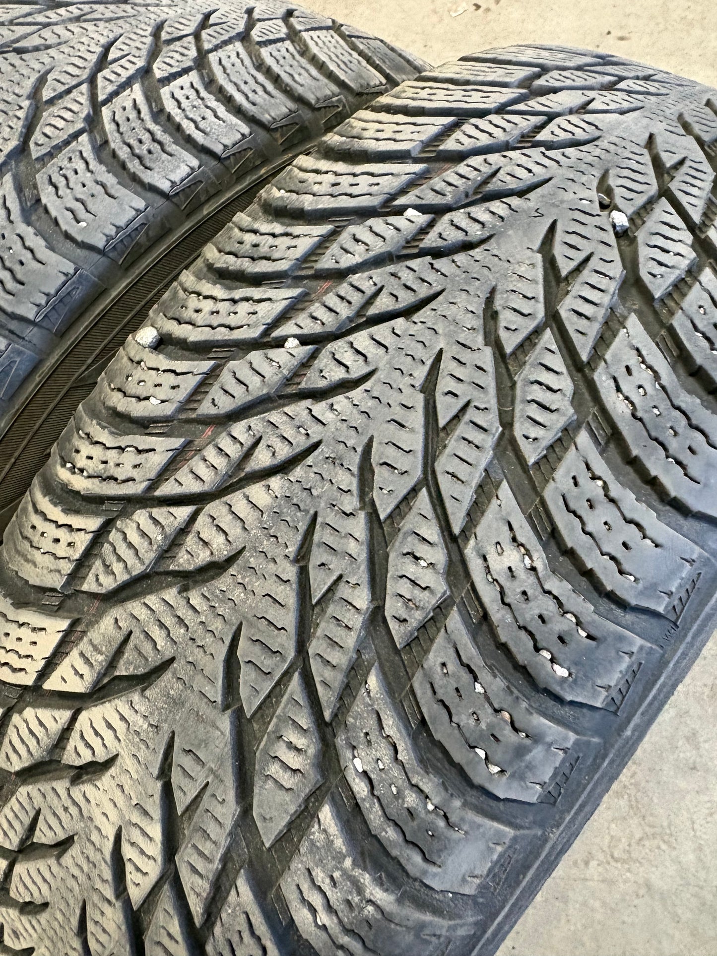 2 pneus d hiver 205/60r16 nokian