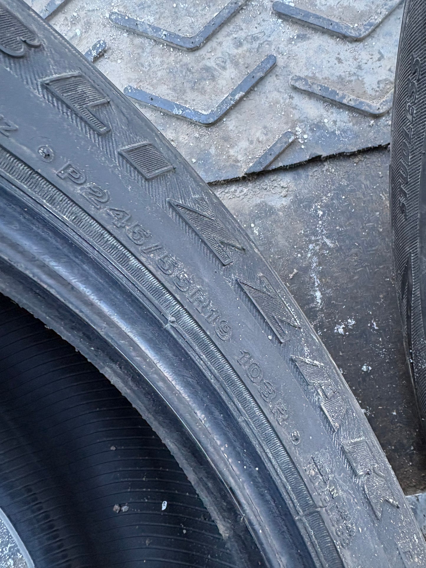 2 pneus d hiver 245/55r19 bridgestone en bon état