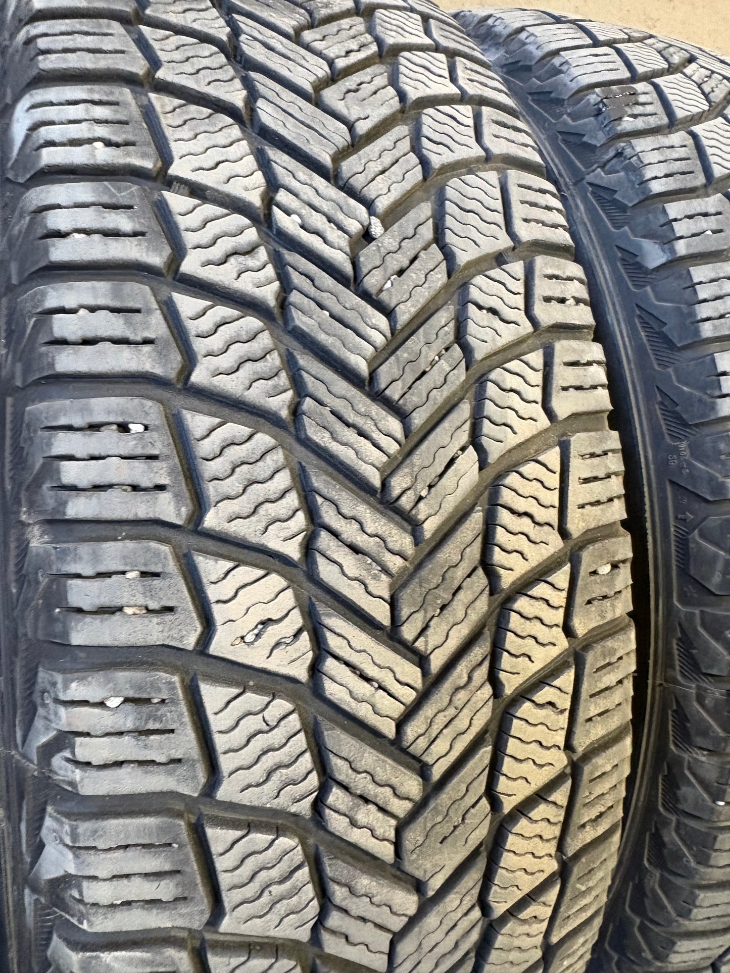 4 pneus d hiver 215/70r16 michelin en tres bon état