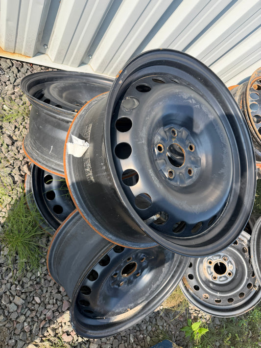4 roues d acier 18 pouces 5x120 a l état neuf