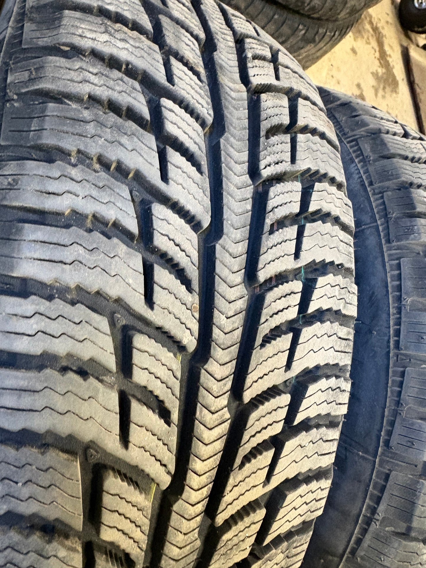 4 pneus d hiver 205/55r16 bf goodrich a l etat neuf