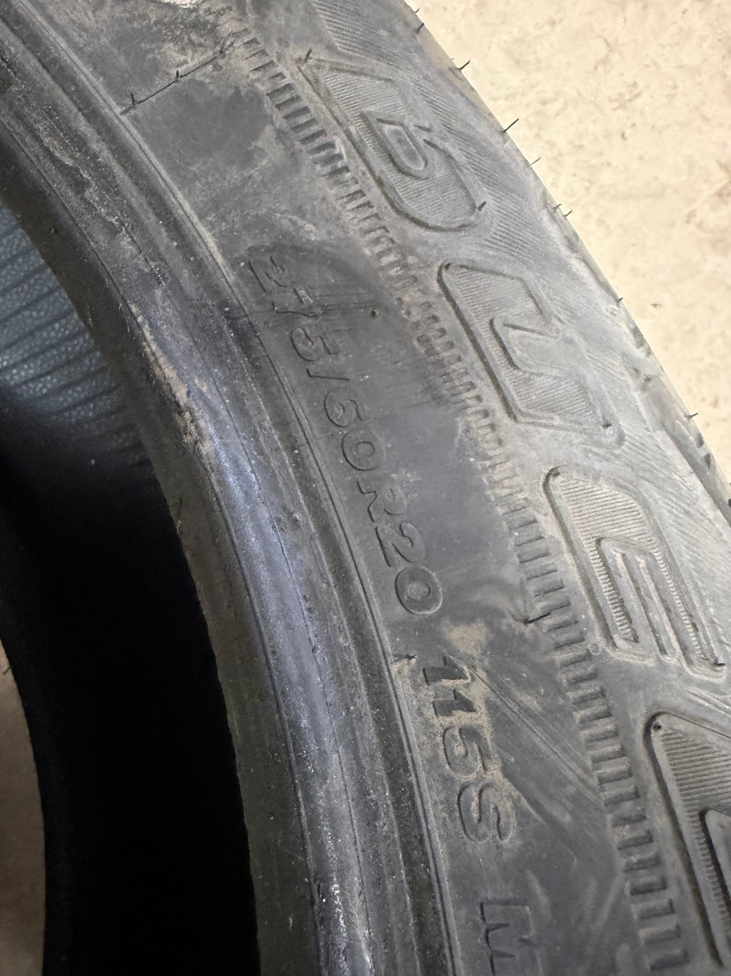 4 pneus d ete 275/60r20 Bridgestone en tres bon etat