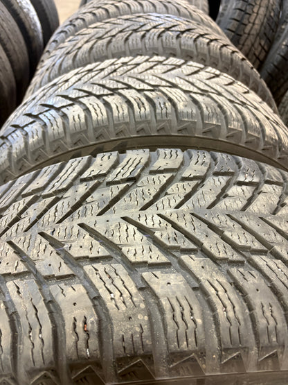 4 pneus d hiver 255/65r17 nokian en tres bon état