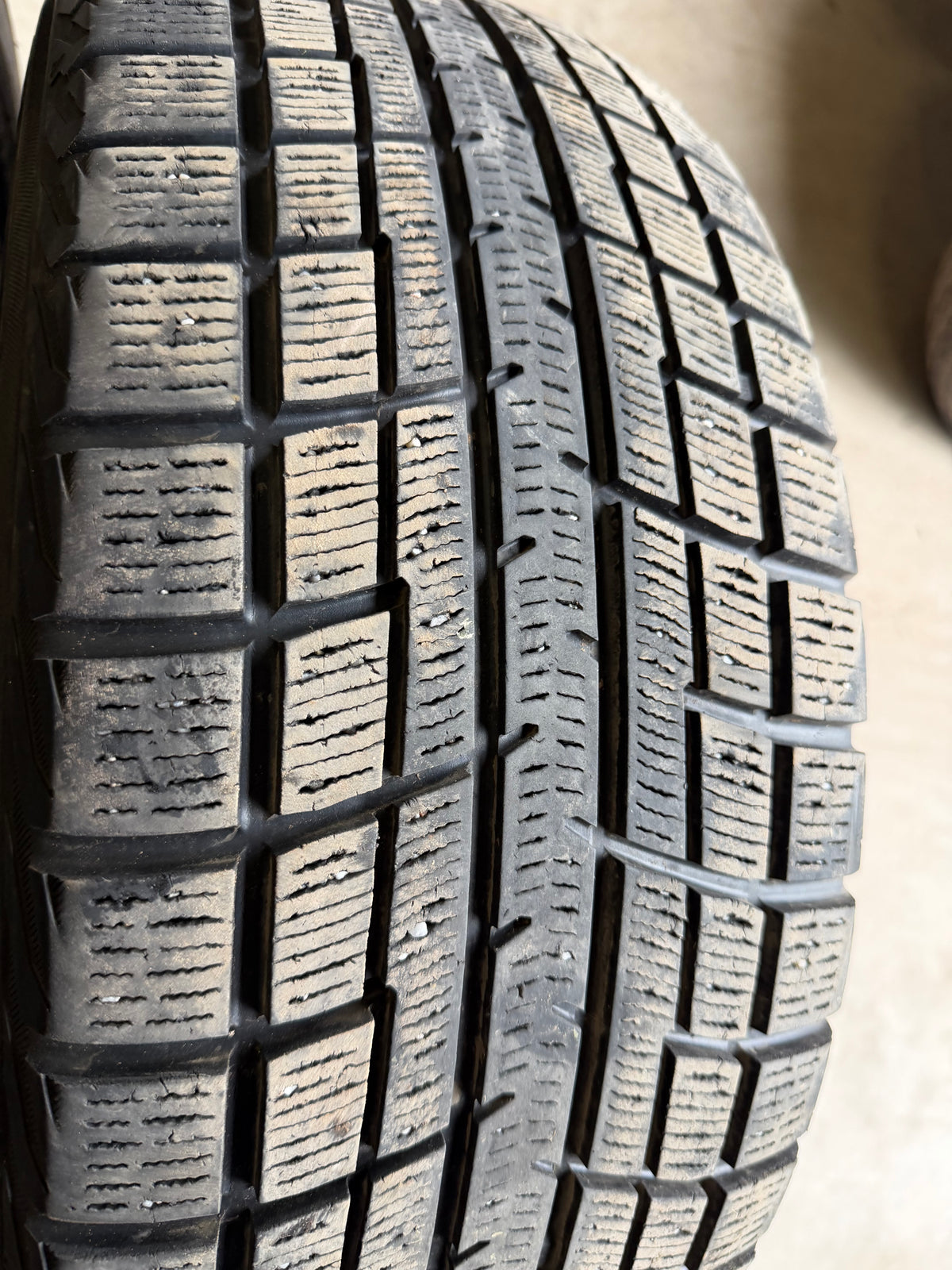 2 pneus d hiver 205/55r16 Yokohama en bon etat