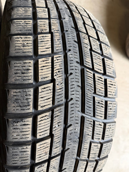 2 pneus d hiver 205/55r16 Yokohama en bon etat