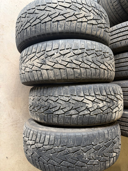 4 pneus d hiver 215/60r17 nokian en bon etat