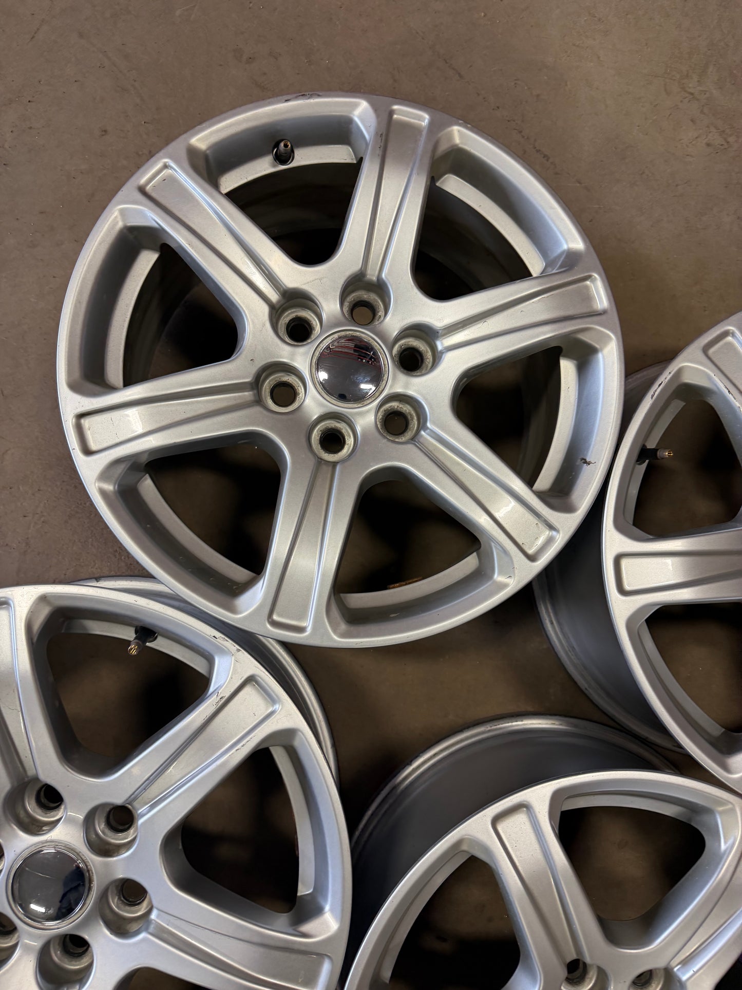 4 mags 17 pouces gmc d origine 6x120 ( gmc acadia) avec tpms