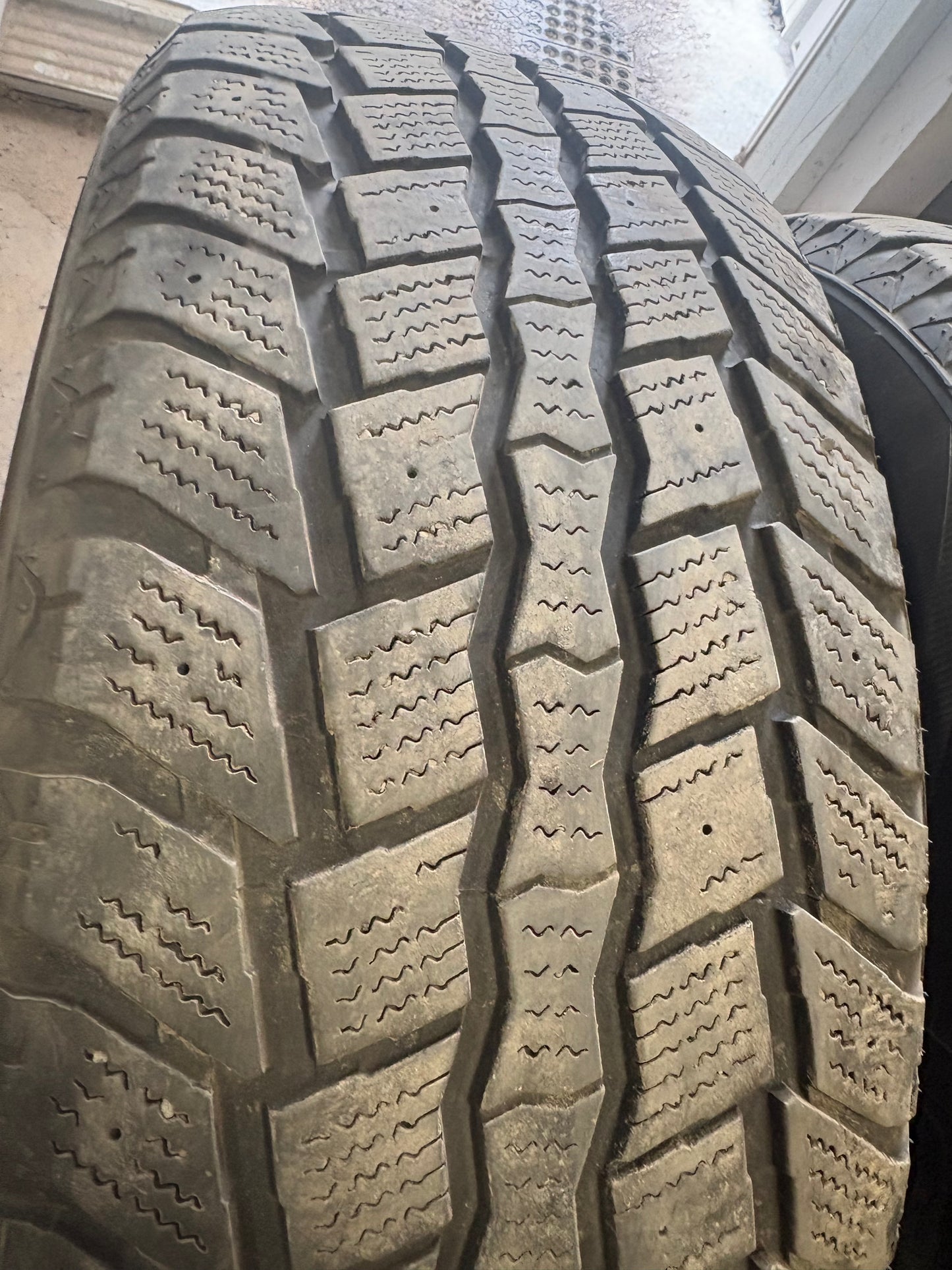 2 pneus d hiver 275/65r18 sailum en bon état