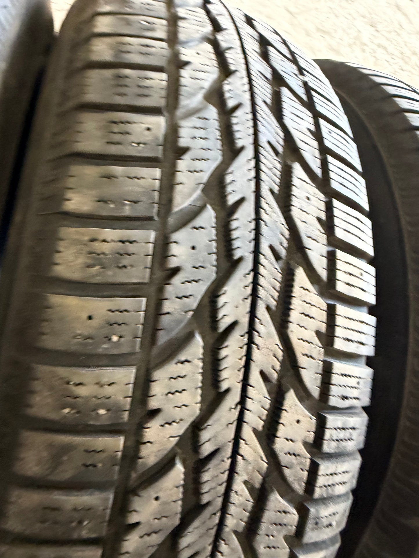 4 pneus d hiver 245/70r17 firestone en tres bon etat