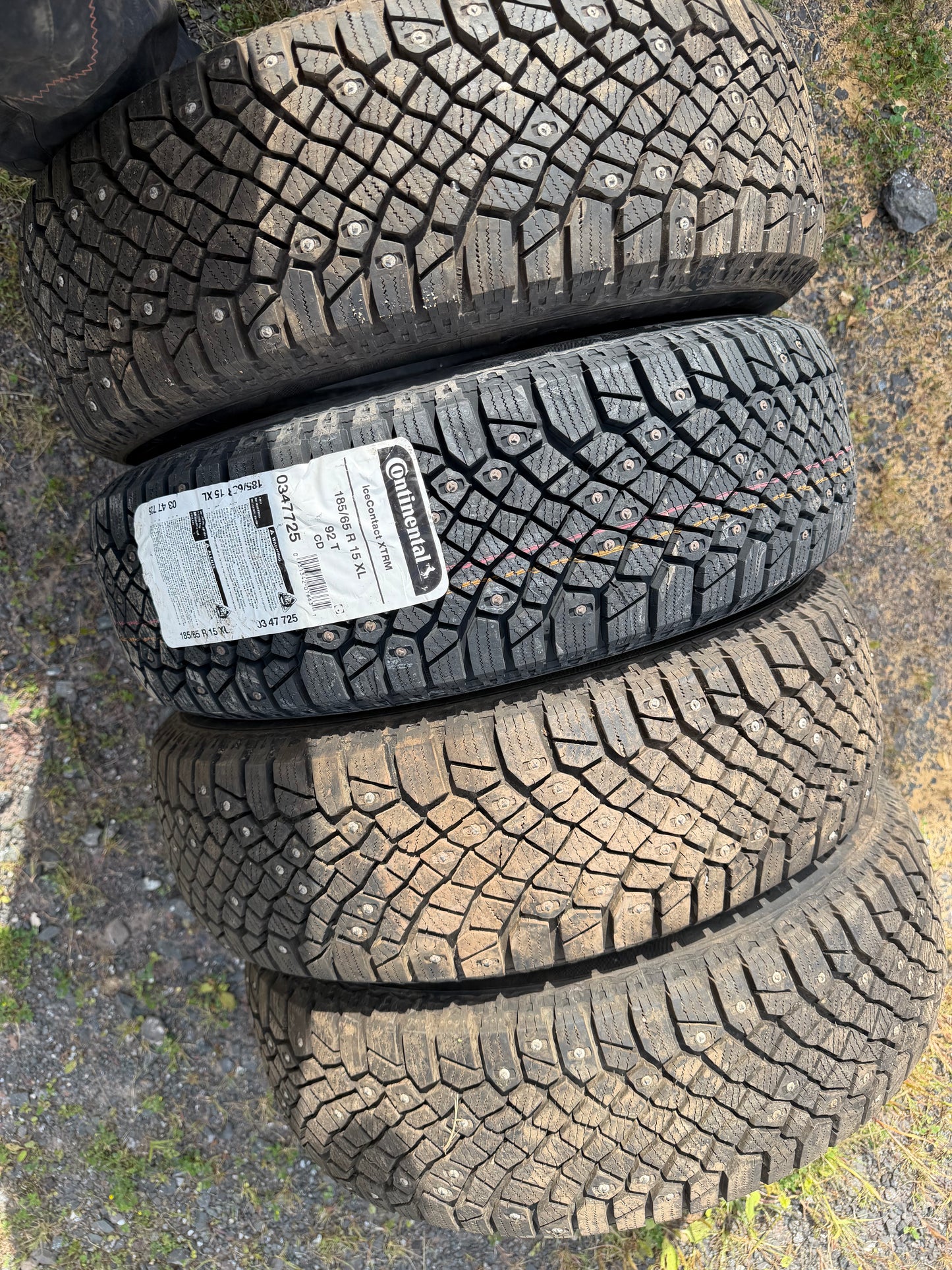 4 pneus d hiver 185/65r15 continental a clou a l etat neuf