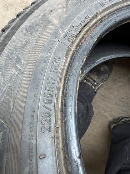 4 pneus d hiver 225/65r17 toyo en bon état