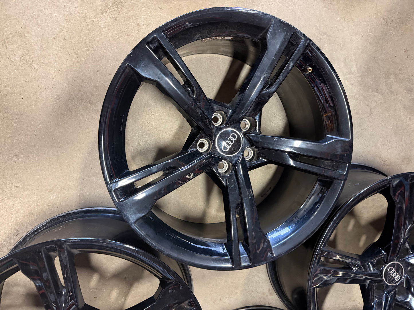 4 mags d origine audi 19 pouces 5x112 a l état neuf