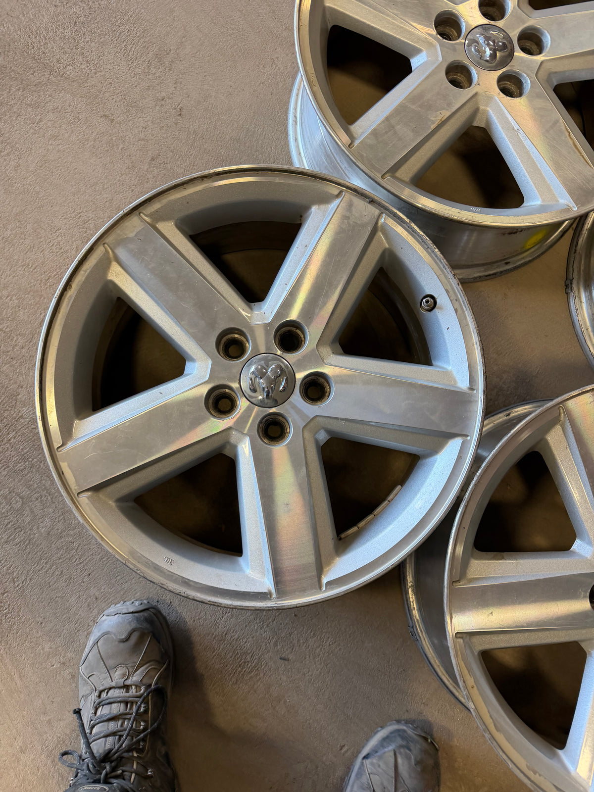 4 mags dodge 18 pouces 5x114.3 67.1 mm de moyeu