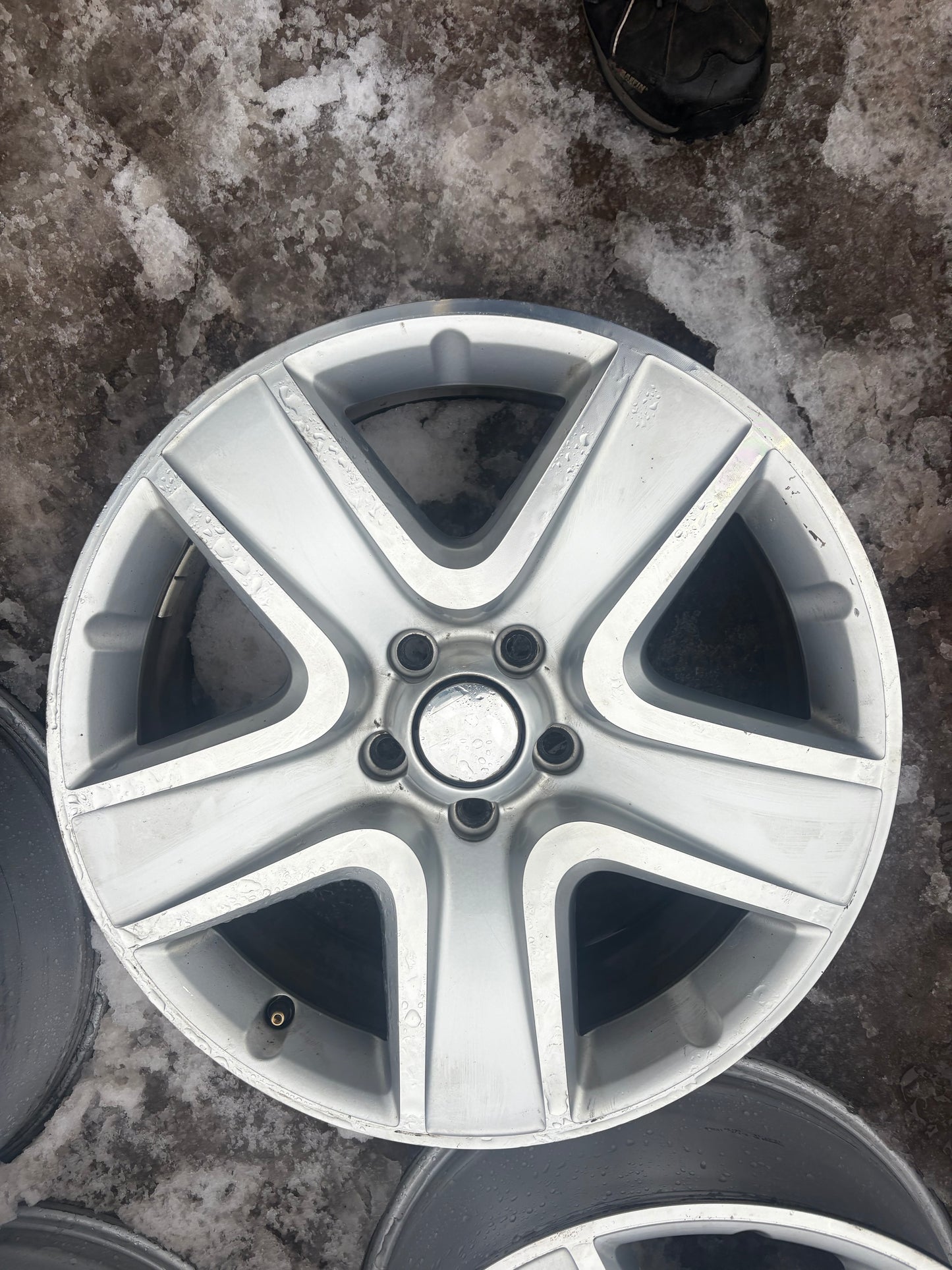 4 mags d origine Volkswagen 18 pouces 5x112 en tres bon etat