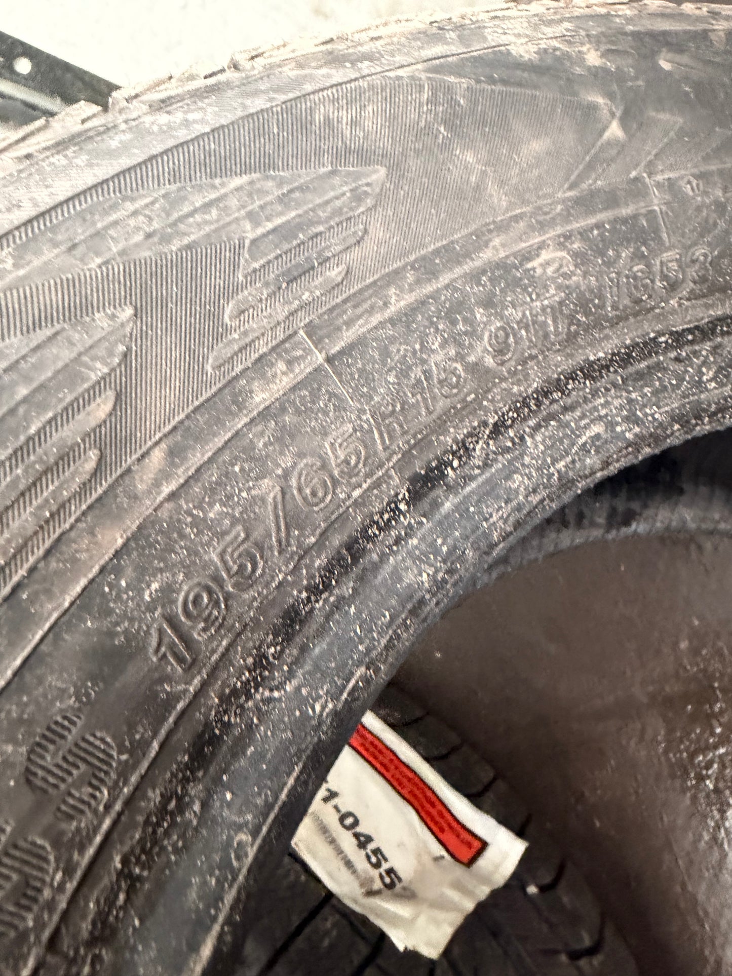 4 pneus d hiver 195/65r15 Yokohama en tres bon etat