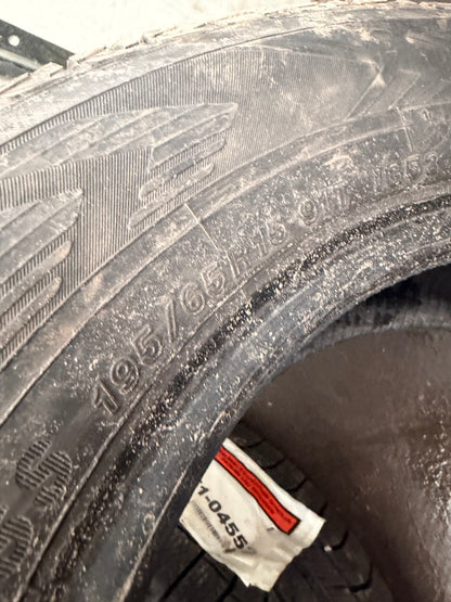 4 pneus d hiver 195/65r15 Yokohama en tres bon etat