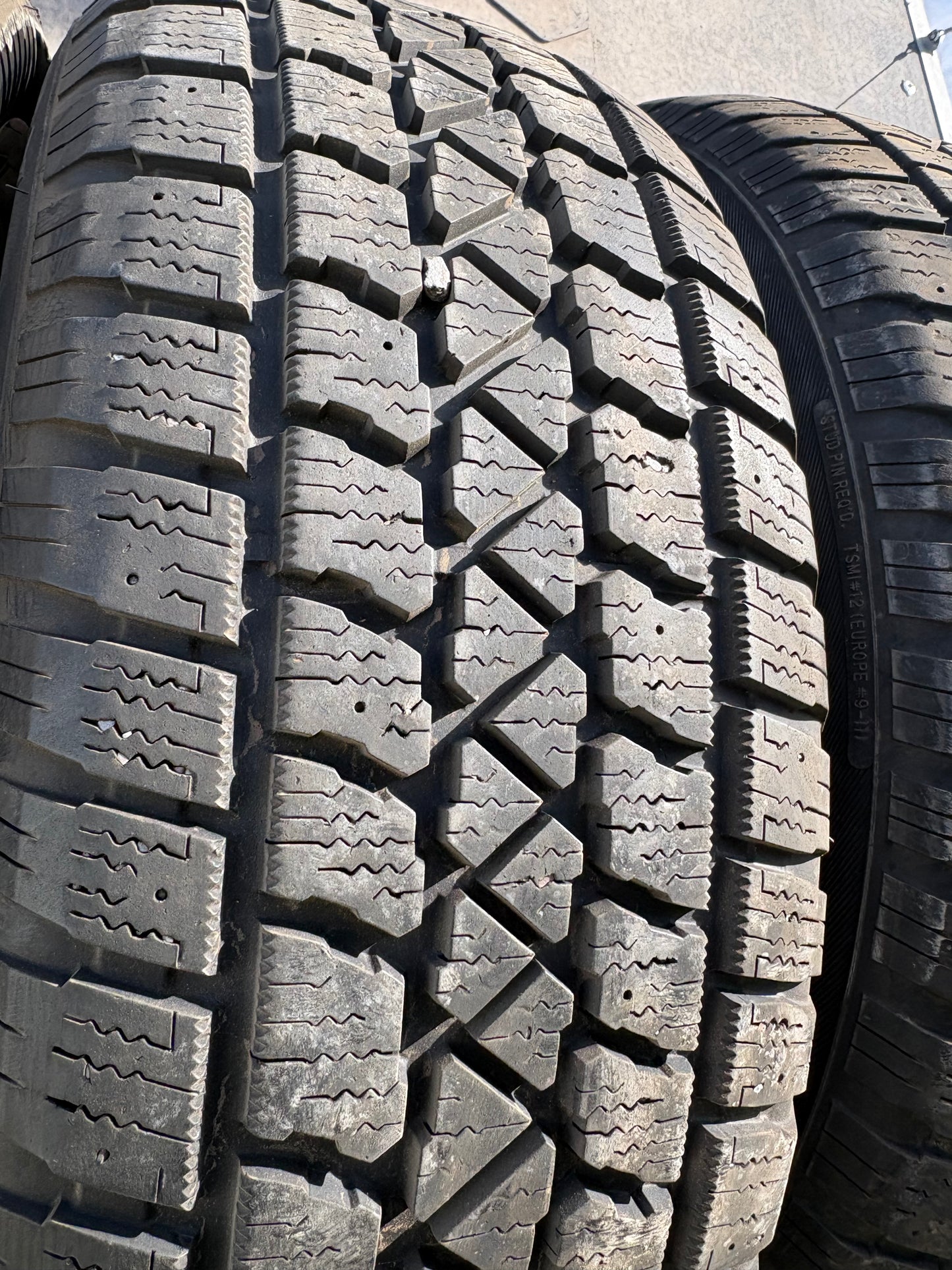 4 pneus d hiver 225/60r17 arctic claw en bon état