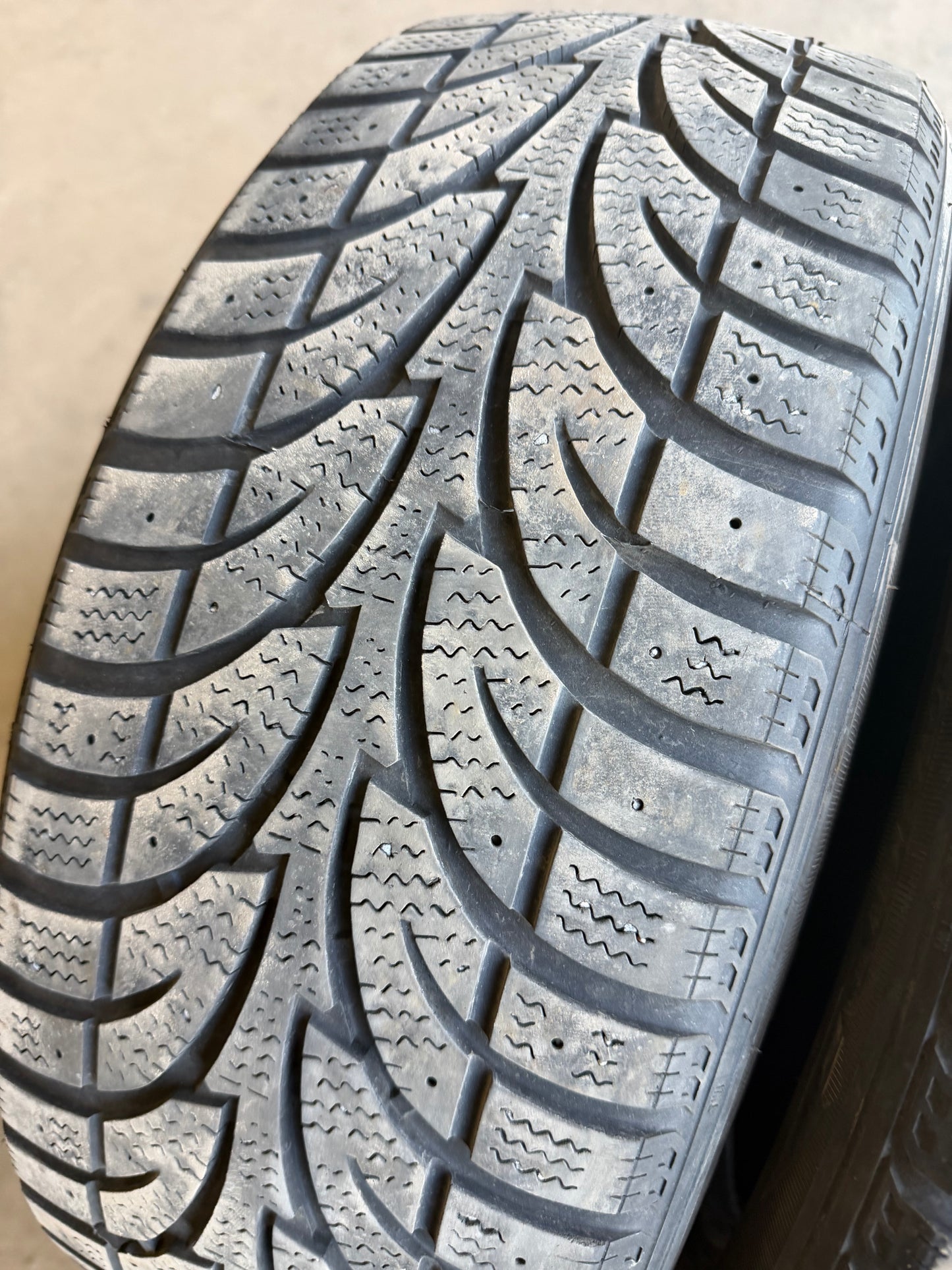 4 pneus d hiver 205/55r16 sailum en bon état