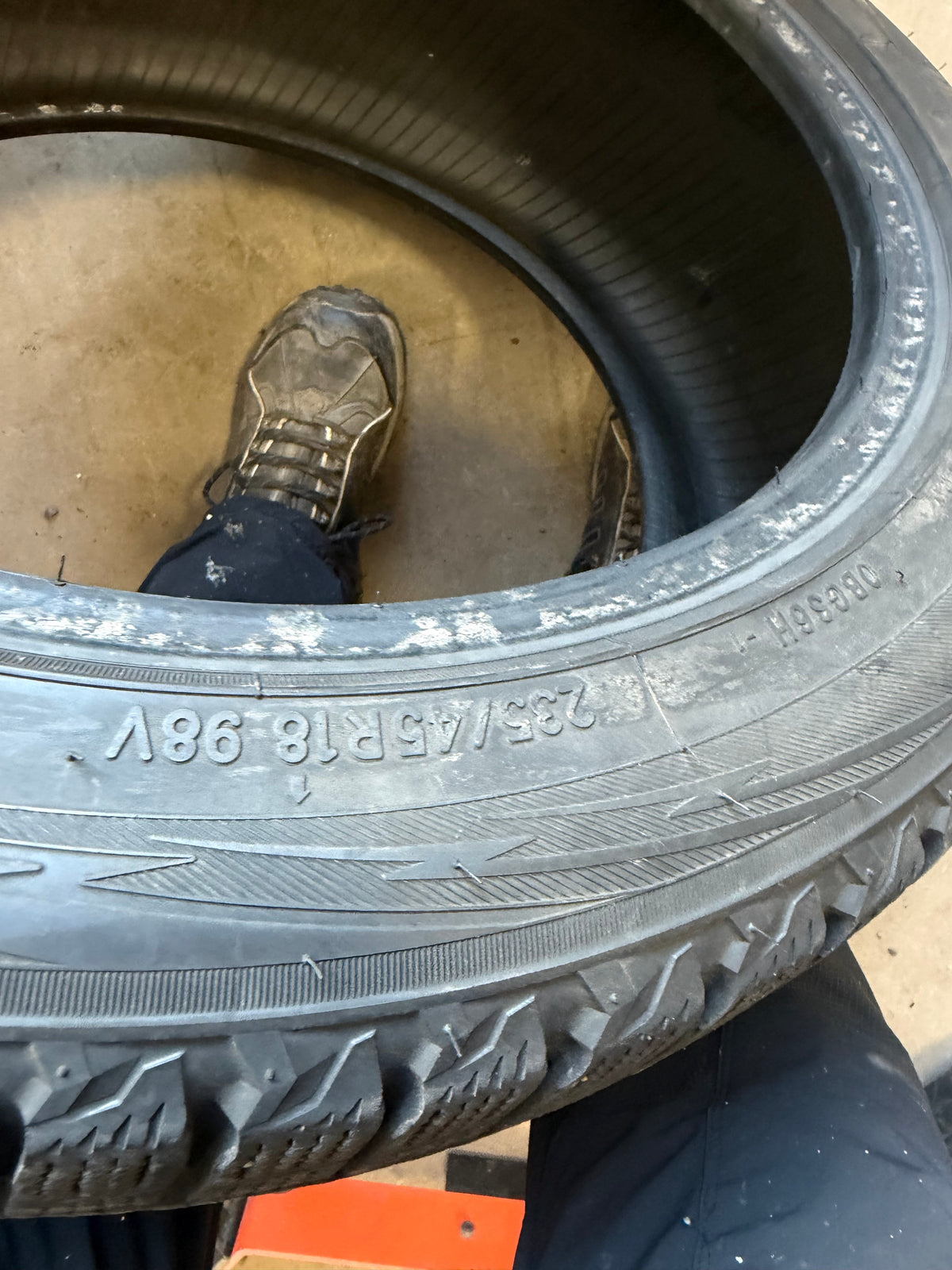 2 pneus d hiver 235/45r18 toyo en bon état