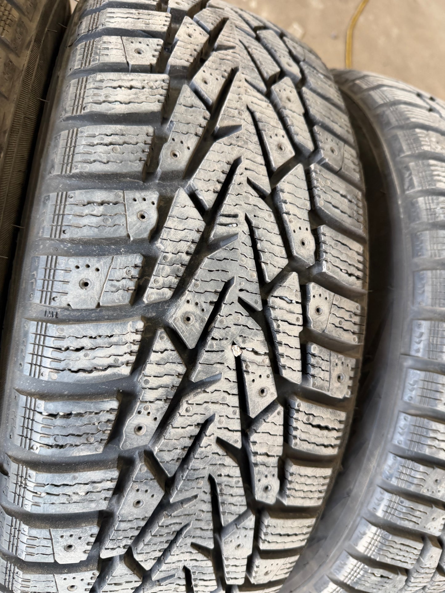4 pneus d hiver 205/60r16 nokian a l etat neuf