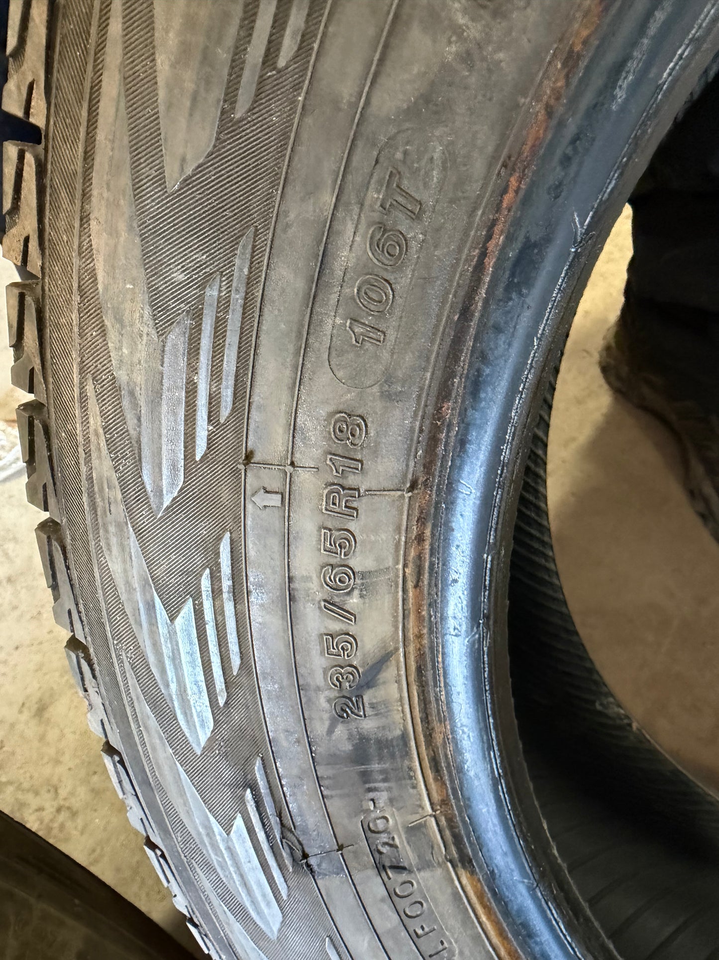 4 pneus d hiver 235/65r18 Yokohama a l état neuf