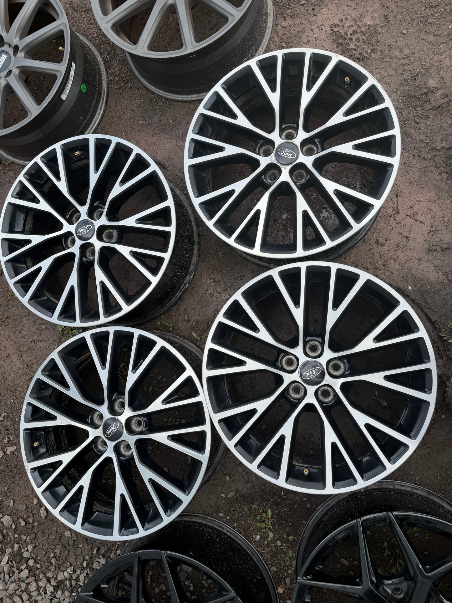 4 mags ford 18 pouces 5x108 a l etat neuf avec valves tpms