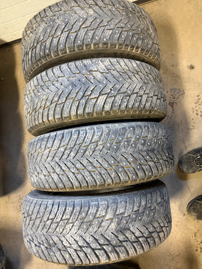 4 pneus d hiver 215/60r16 nokian a clous en tres bon état