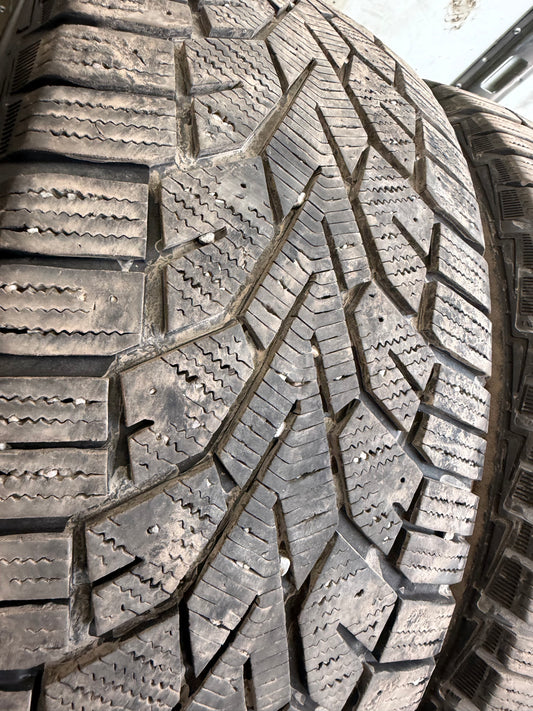 2 pneus d hiver 235/55r17 general en tres bon état