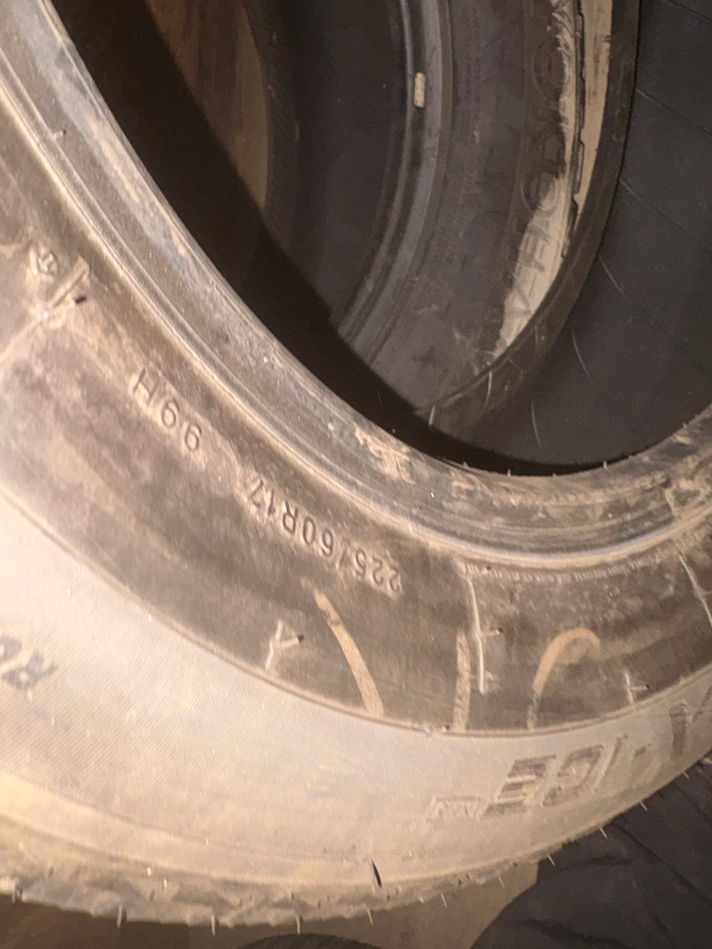 1 pneu d hiver 225/60r17 michelin en tres bon état