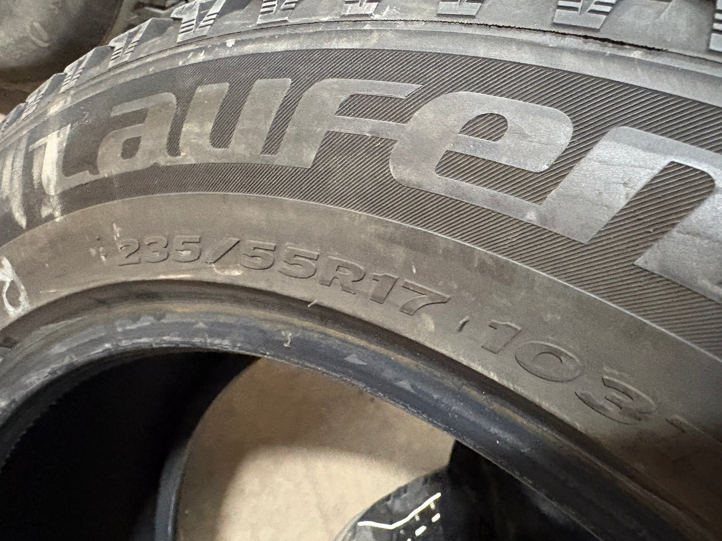 2 pneus d hiver 235/55r17 laufenn en tres bon état