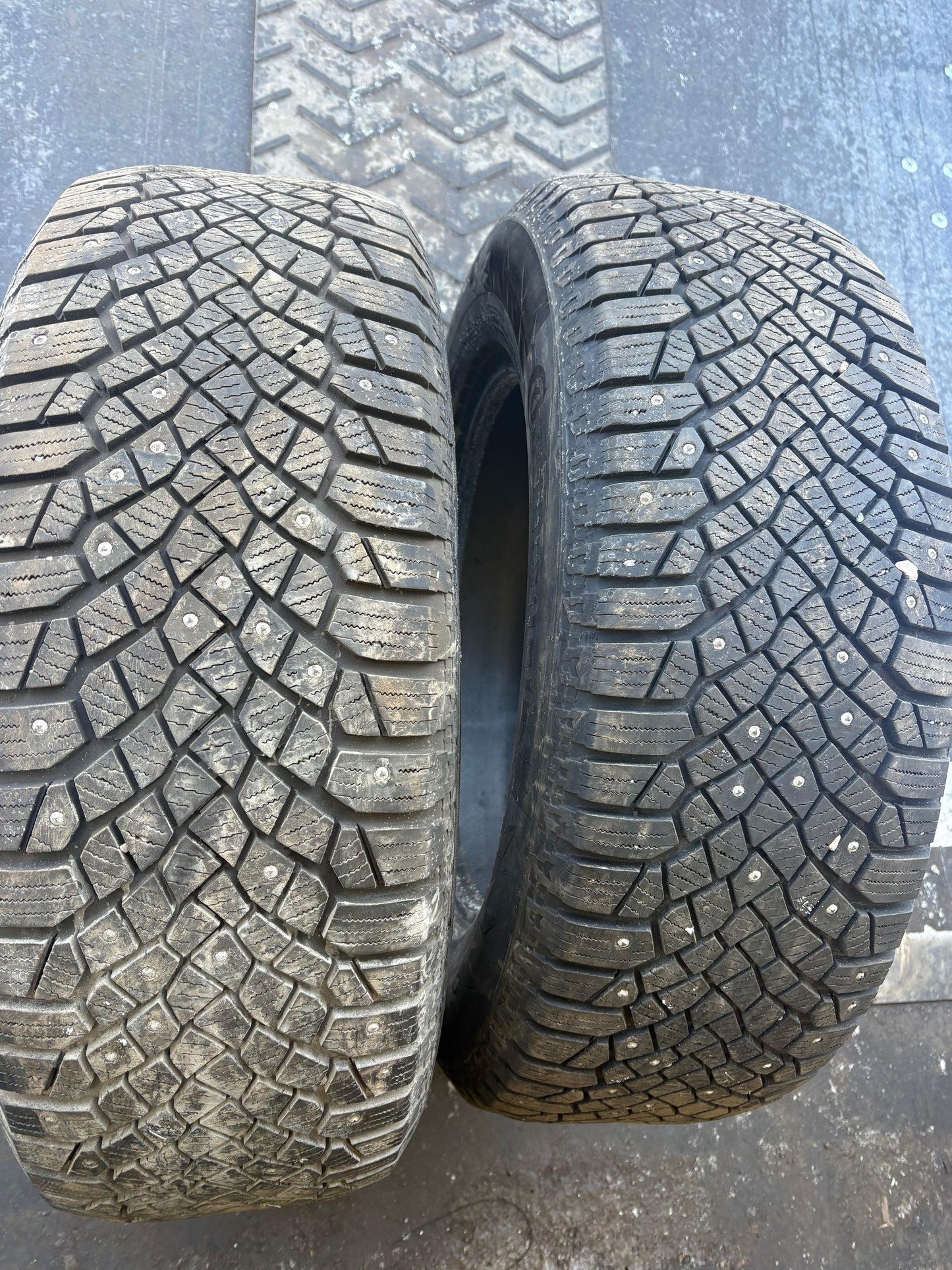 2 pneus d hiver 235/65r17 continental a clous en bon état