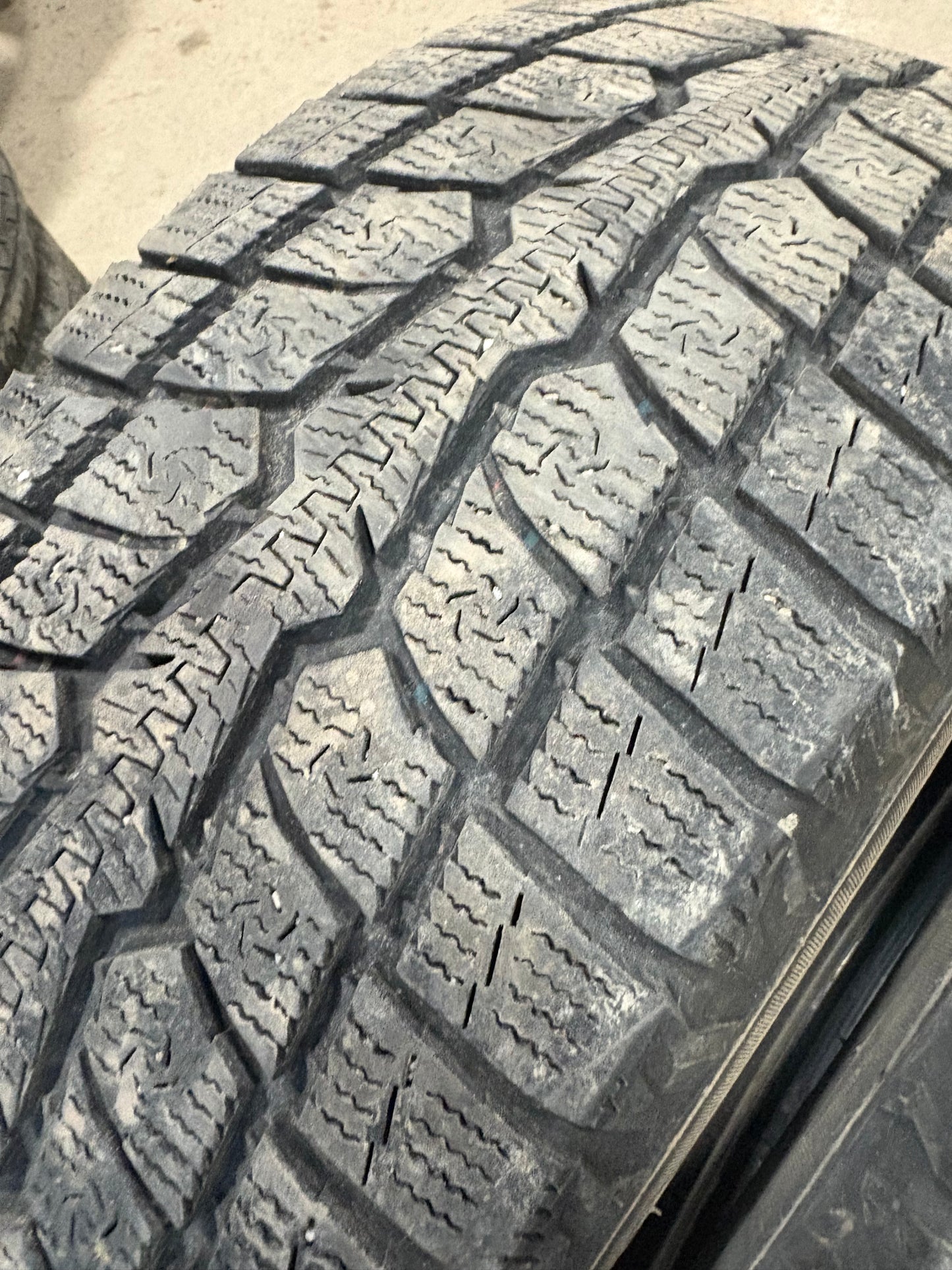 2 pneus d hiver 245/65r17 toyo en bon état
