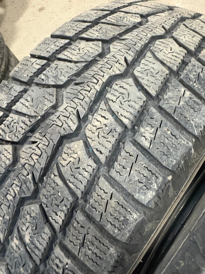 2 pneus d hiver 245/65r17 toyo en bon état